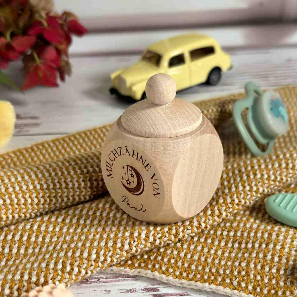 Personalisierte Milchzahndose Mond und Sterne.