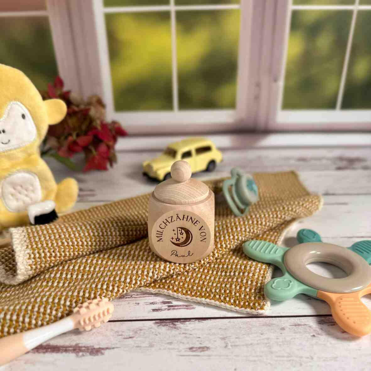 Personalisierte Milchzahndose Mond und Sterne.