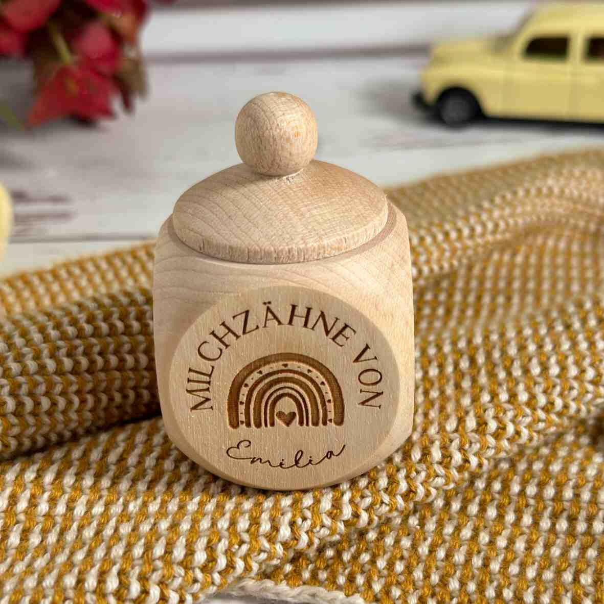 Personalisierte Milchzahndose Regenbogen.