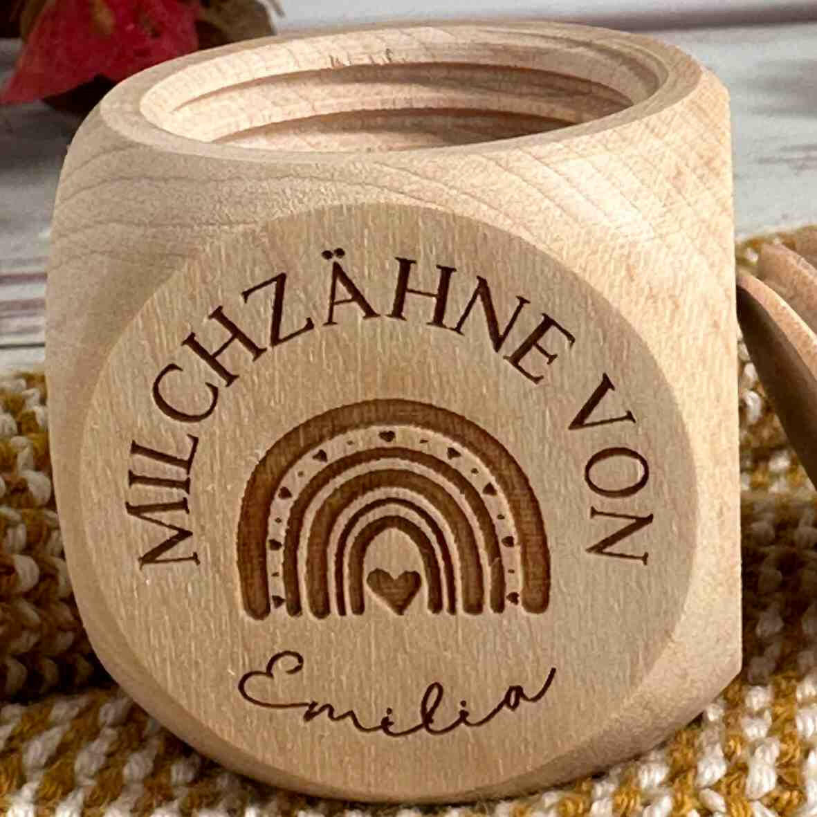 Personalisierte Milchzahndose Regenbogen.