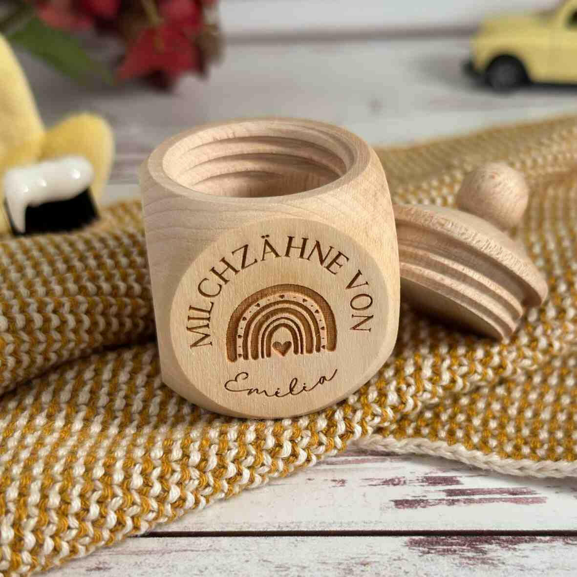 Personalisierte Milchzahndose Regenbogen.