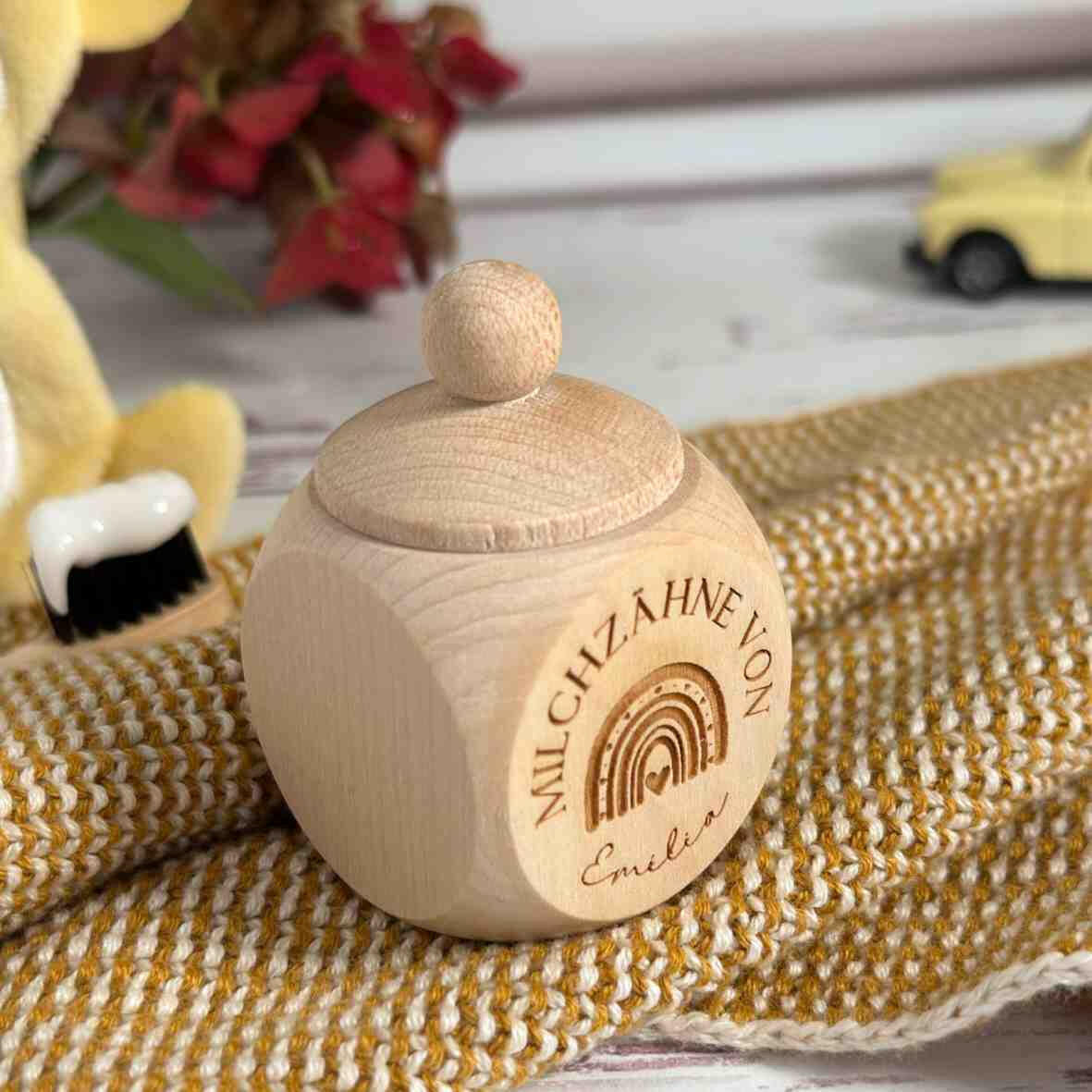 Personalisierte Milchzahndose Regenbogen.