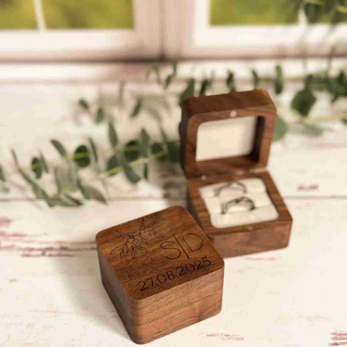 Gravierte Ringbox Walnussholz Olivenzweig