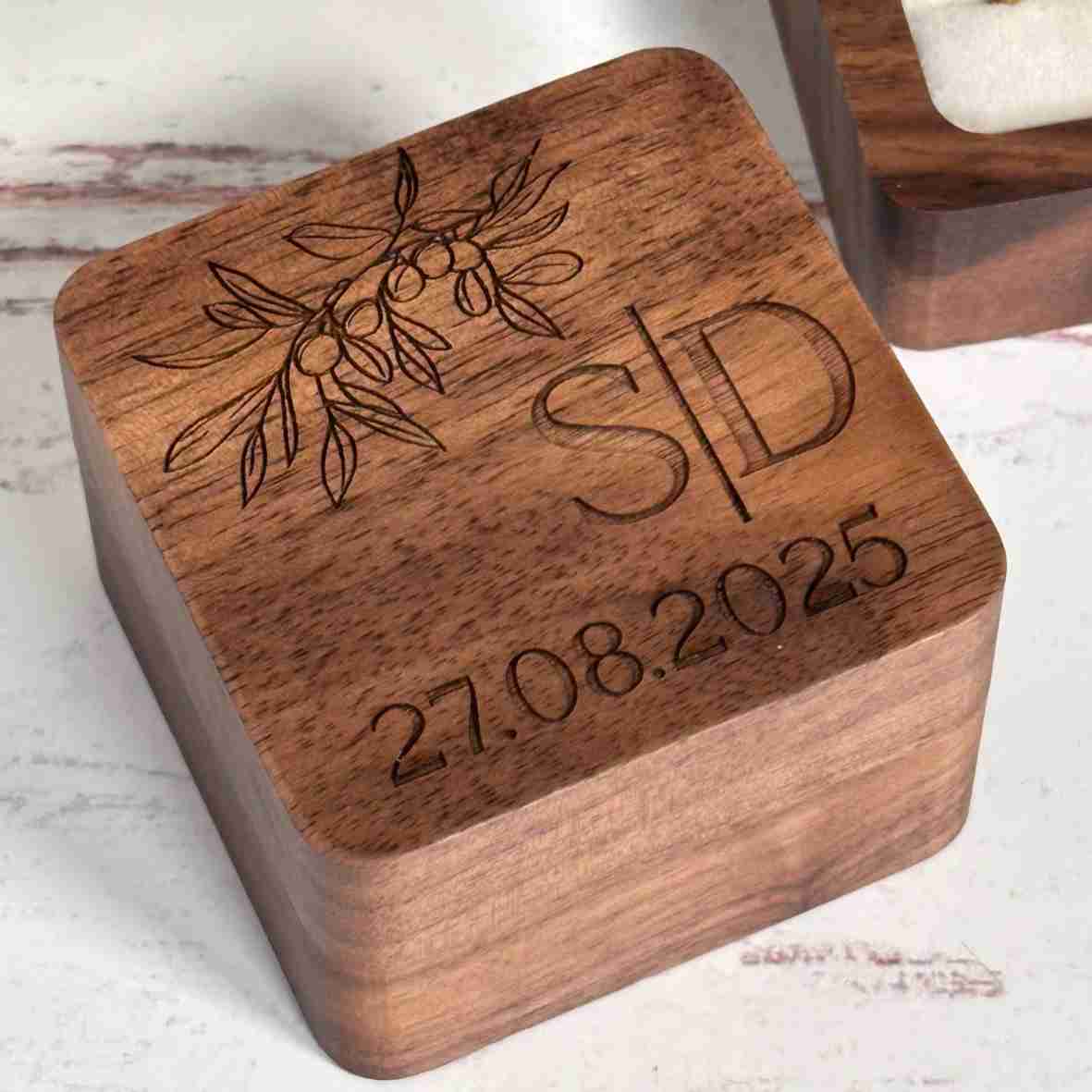Gravierte Ringbox Walnussholz Olivenzweig