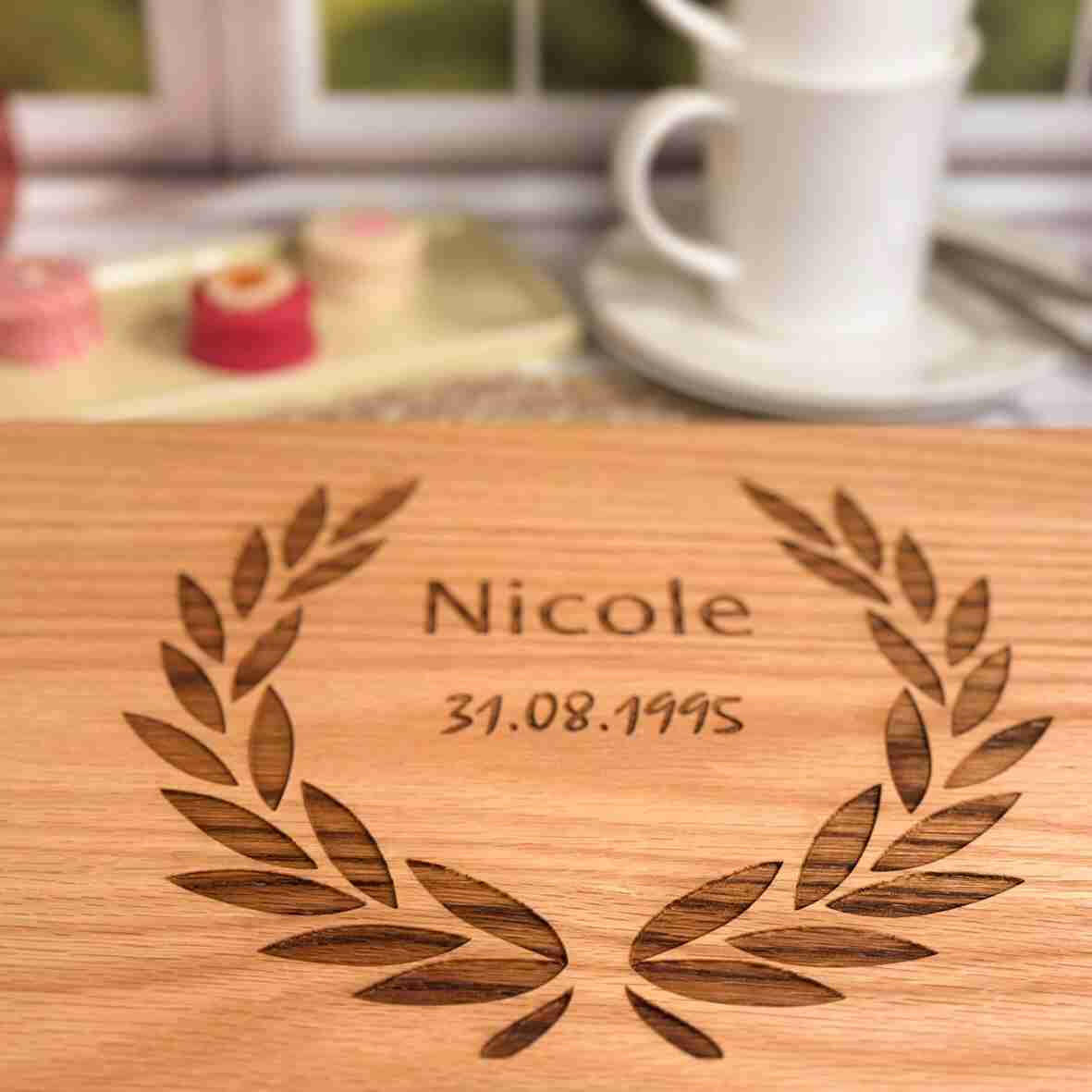 Personalisiertes Schneidebrett Eiche Lorbeerkranz.