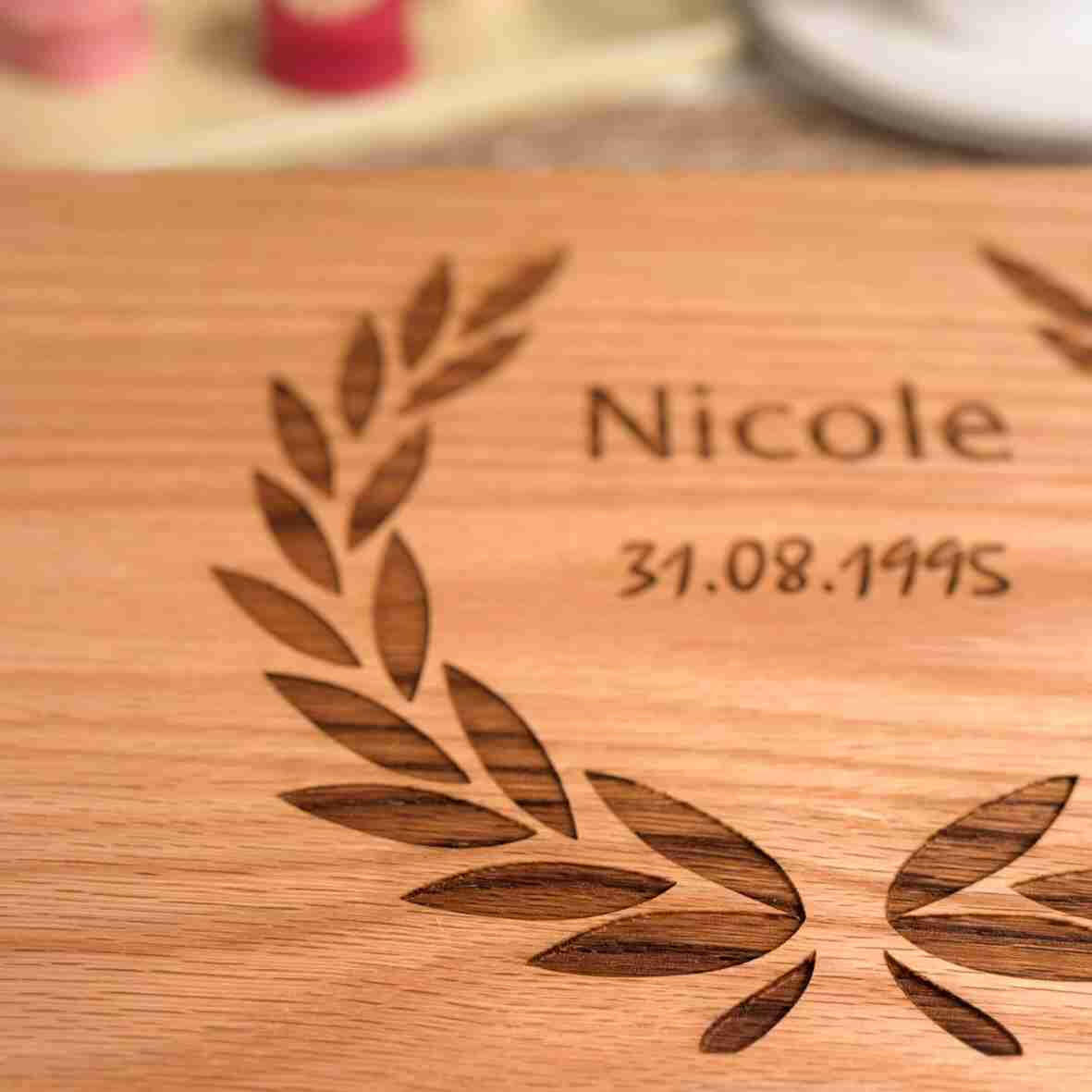 Personalisiertes Schneidebrett Eiche Lorbeerkranz.