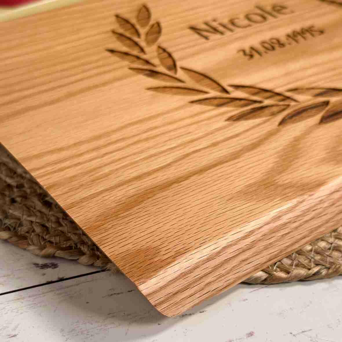 Personalisiertes Schneidebrett Eiche Lorbeerkranz.