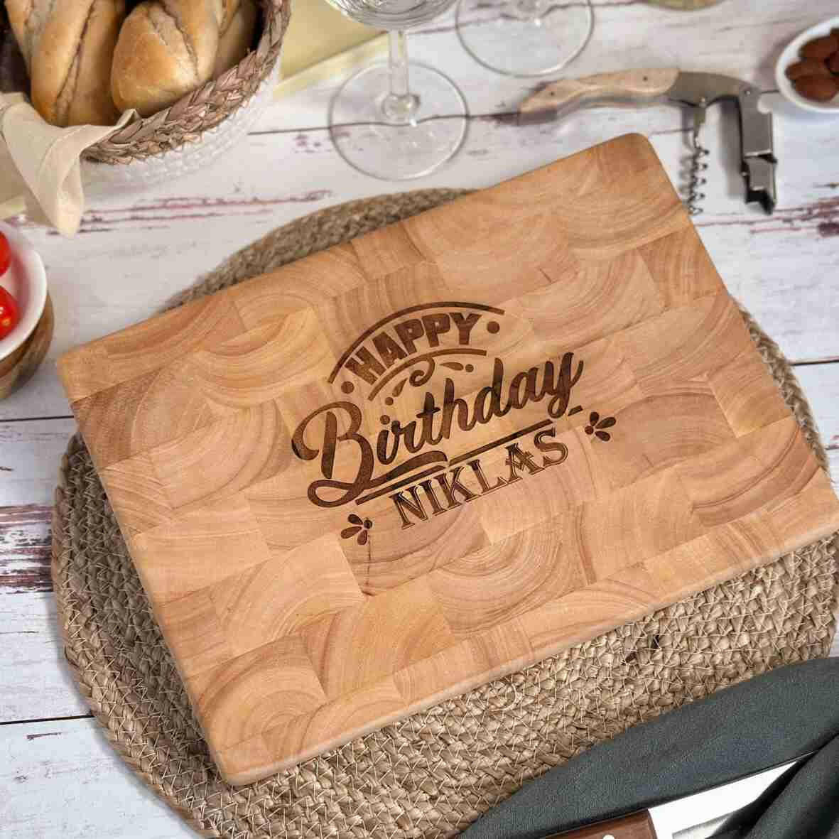 Personalisiertes Schneidebrett Stirnholz Happy Birthday.