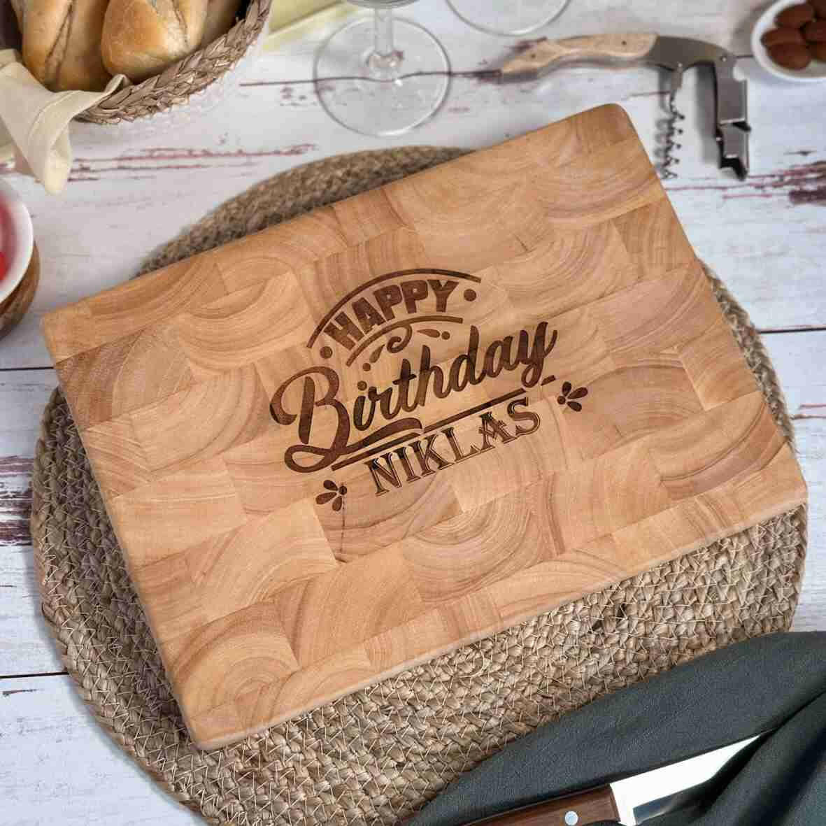 Personalisiertes Schneidebrett Stirnholz Happy Birthday.