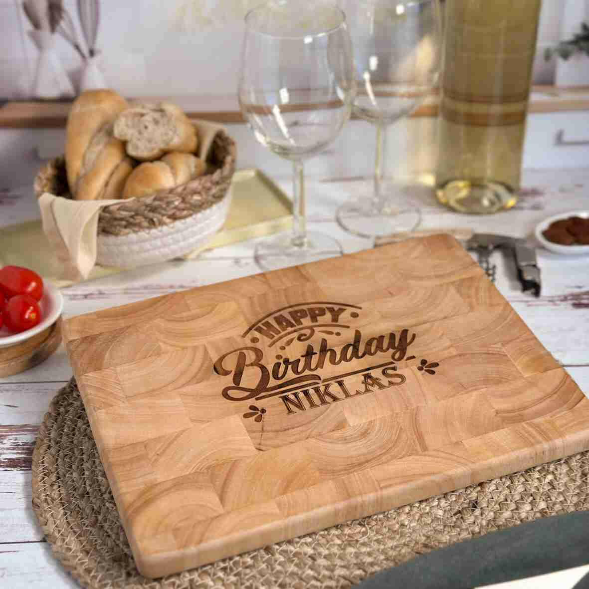 Personalisiertes Schneidebrett Stirnholz Happy Birthday.