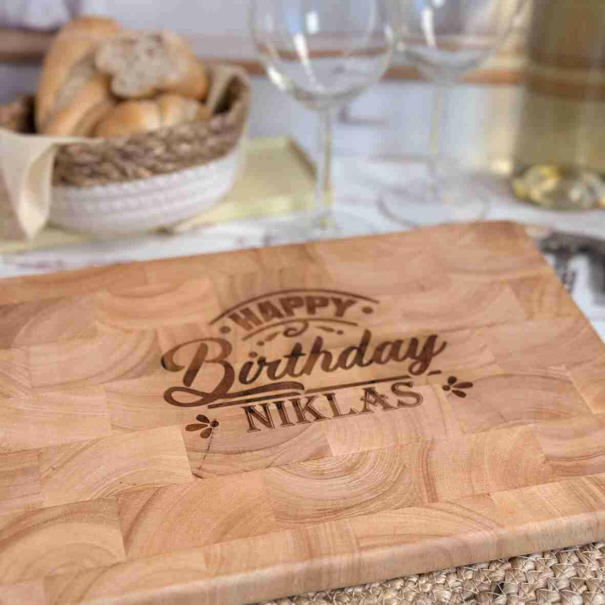 Personalisiertes Schneidebrett Stirnholz Happy Birthday.