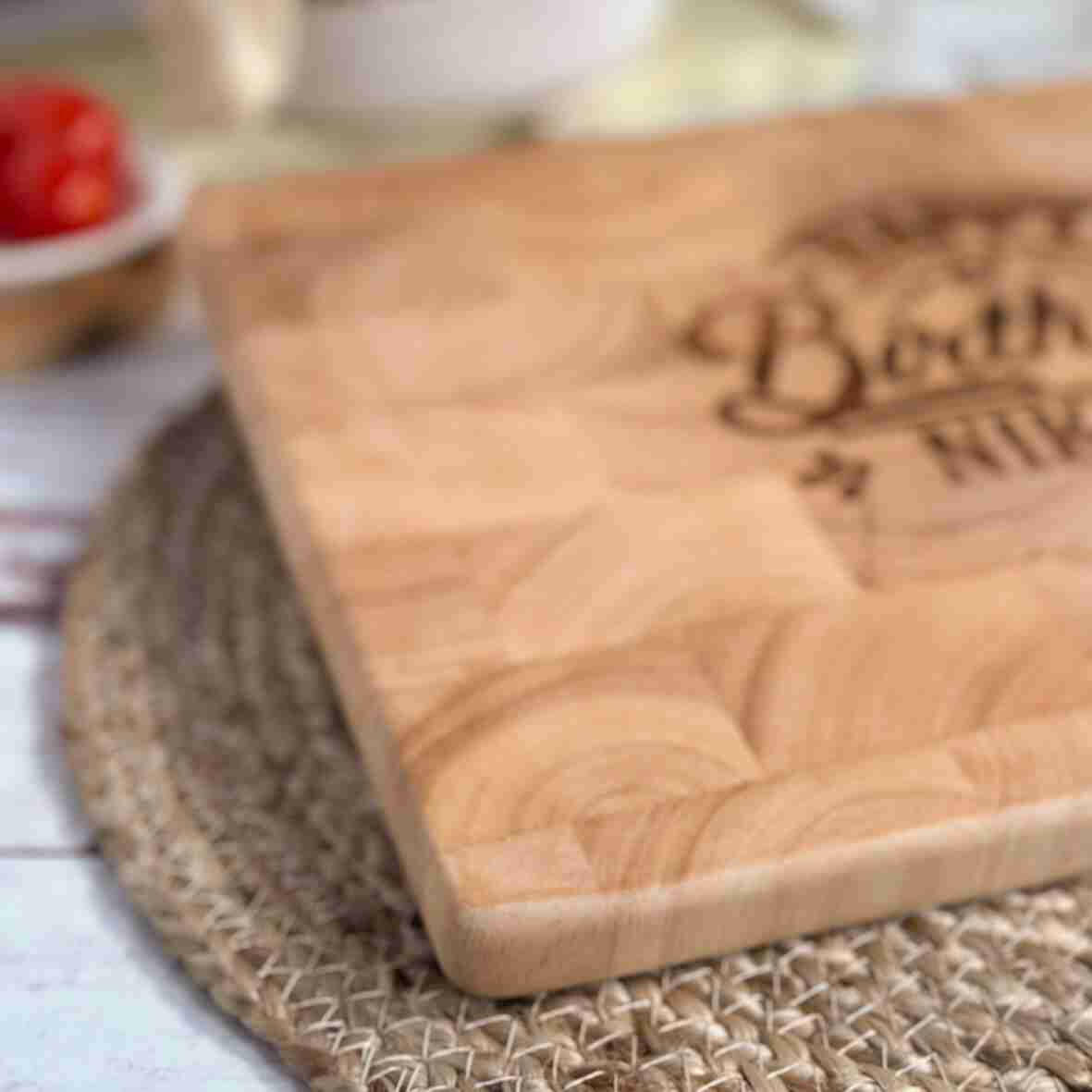 Personalisiertes Schneidebrett Stirnholz Happy Birthday.