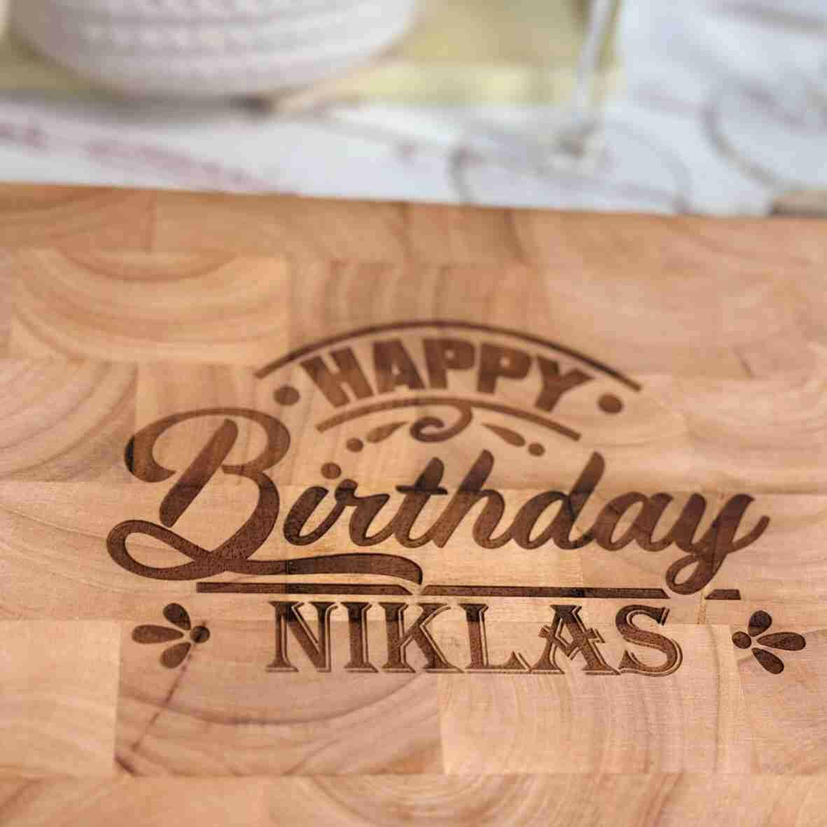 Personalisiertes Schneidebrett Stirnholz Happy Birthday.