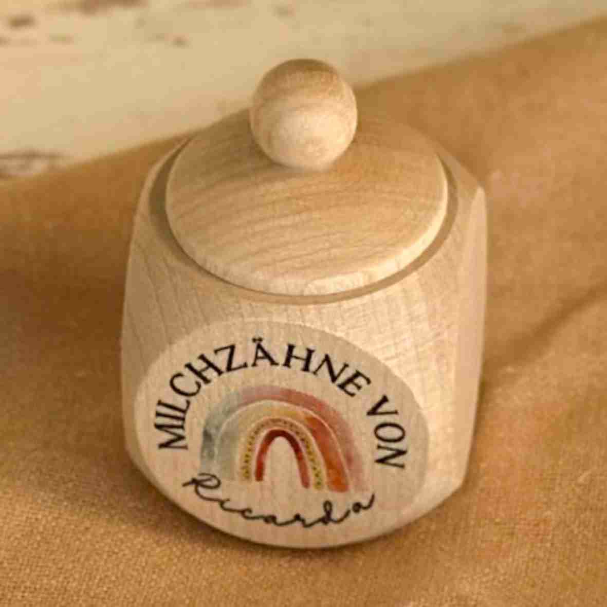 Milchzahndose Holz Regenbogen – personalisiert