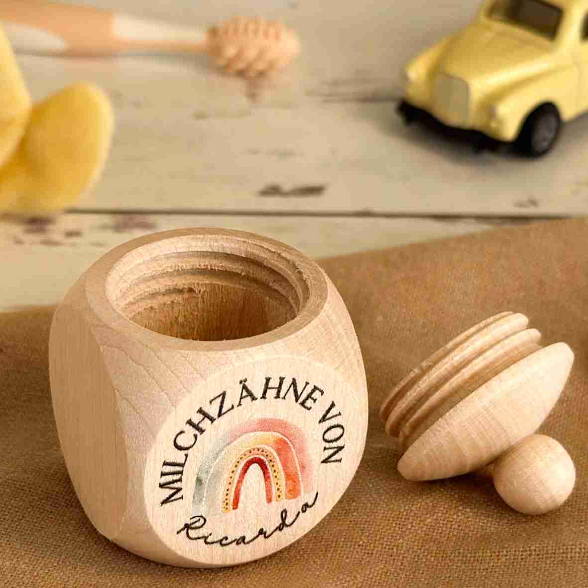 Milchzahndose Holz Regenbogen – personalisiert