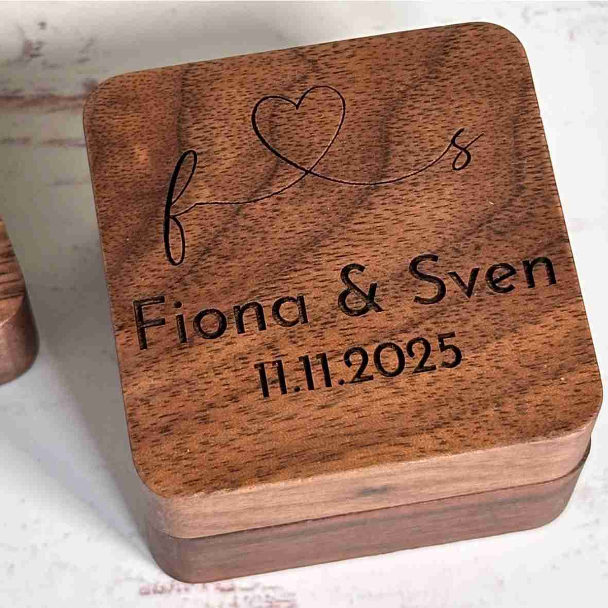 Gravierte Ringbox aus Holz