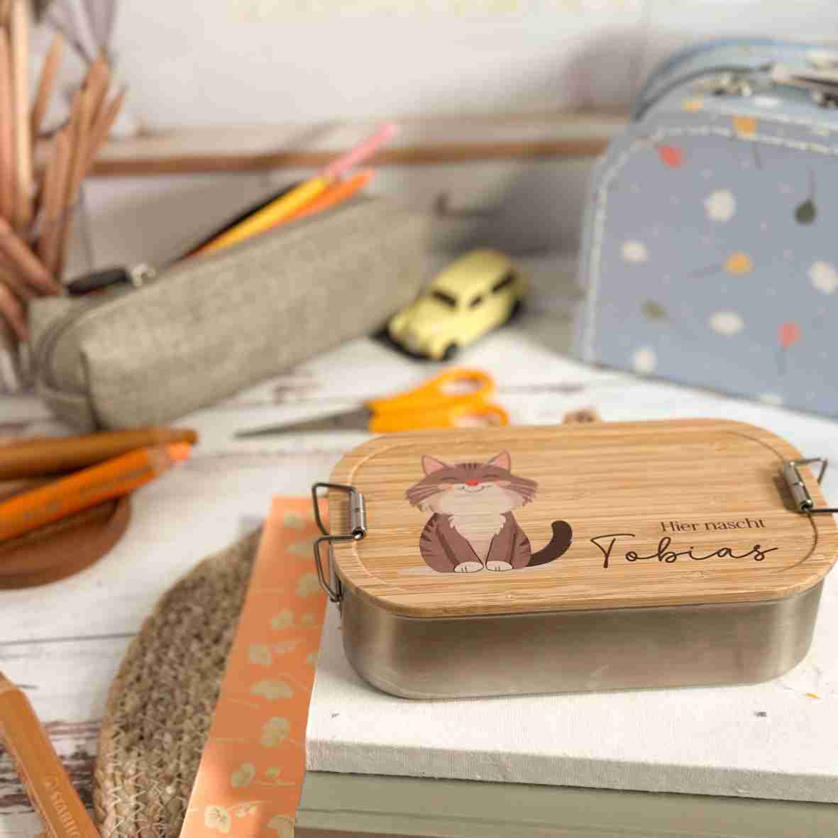 Personalisierte Edelstahl-Brotdose mit Bambusdeckel, Katzenmotiv und Namen „Tobias“.