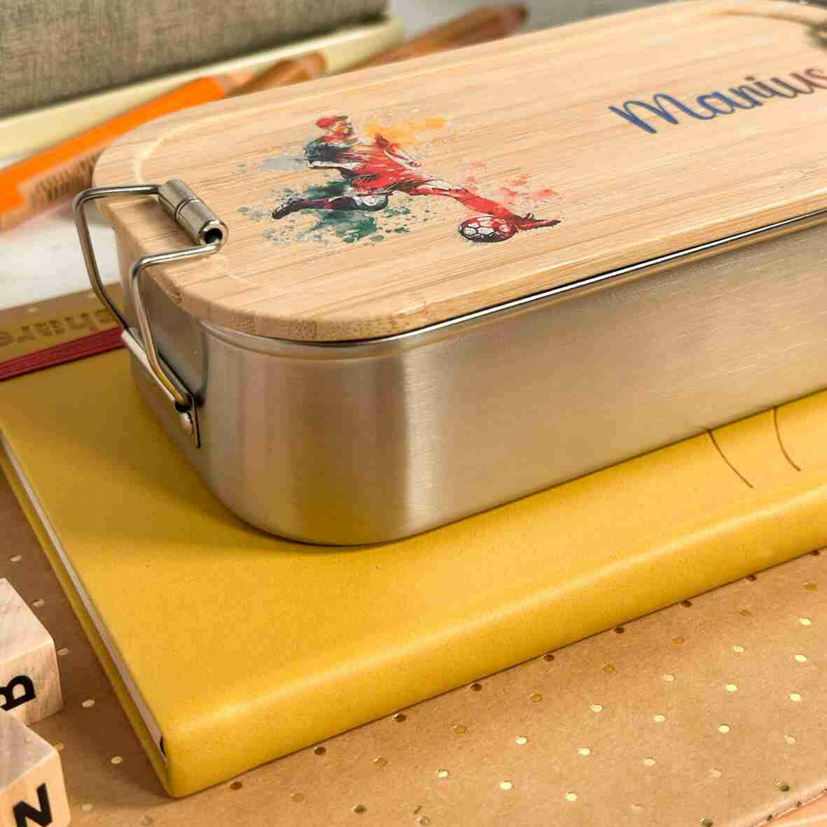 Personalisierte Brotdose Fußballspieler, farbig bedruckt - Edelstahl mit Bambusdeckel.
