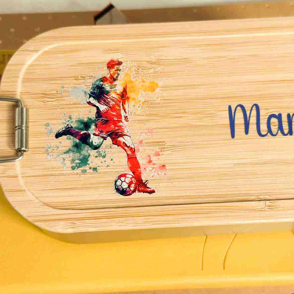 Personalisierte Brotdose Fußballspieler, farbig bedruckt - Edelstahl mit Bambusdeckel.