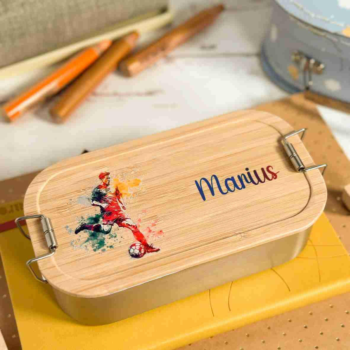 Personalisierte Brotdose Fußballspieler, farbig bedruckt - Edelstahl mit Bambusdeckel.