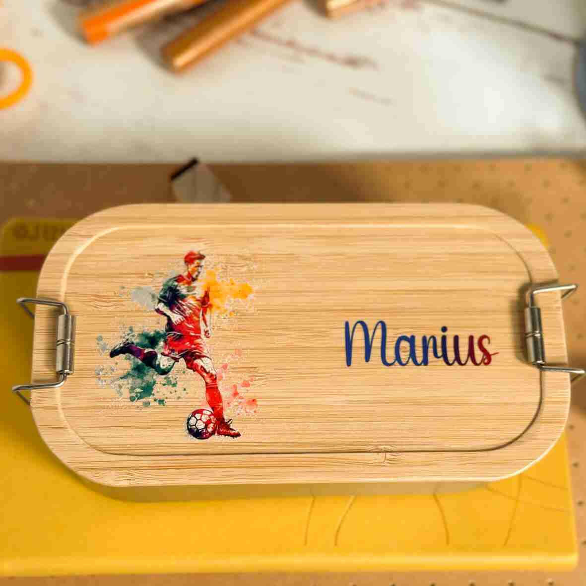 Personalisierte Brotdose Fußballspieler, farbig bedruckt - Edelstahl mit Bambusdeckel.