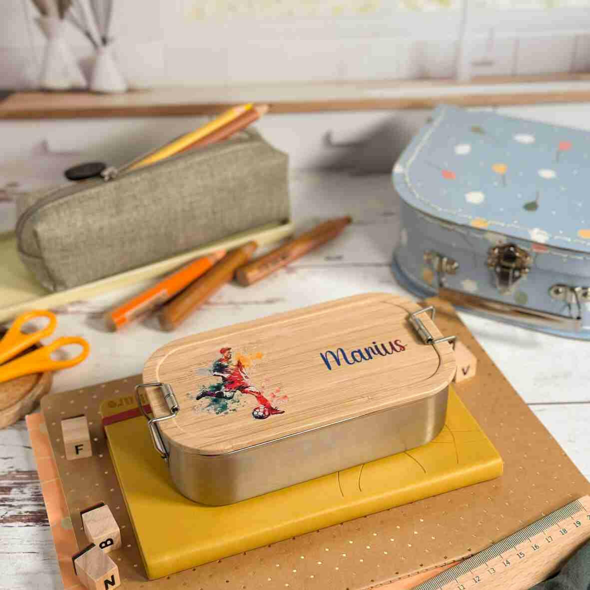 Personalisierte Brotdose Fußballspieler, farbig bedruckt - Edelstahl mit Bambusdeckel.