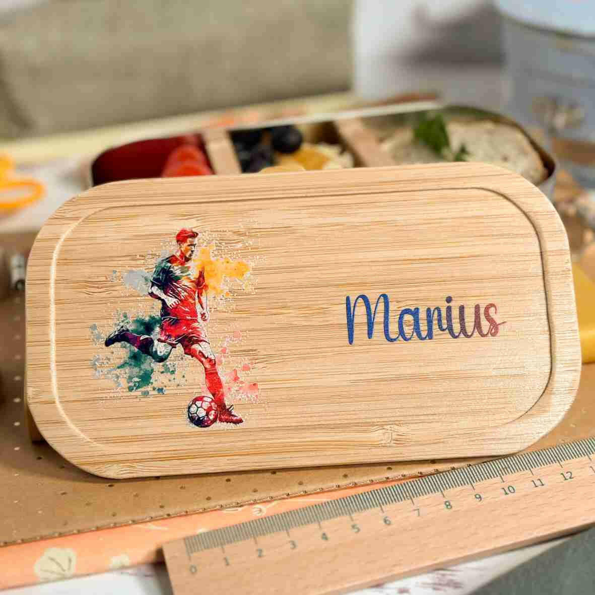 Personalisierte Brotdose Fußballspieler, farbig bedruckt - Edelstahl mit Bambusdeckel.