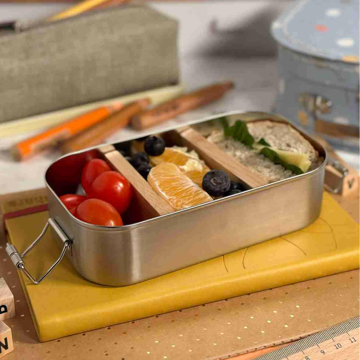 Personalisierte Brotdose Fußballspieler, farbig bedruckt - Edelstahl mit Bambusdeckel.