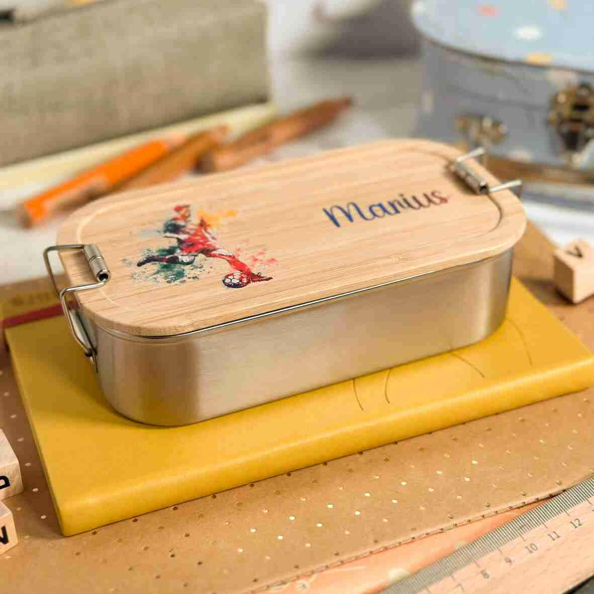 Personalisierte Brotdose Fußballspieler, farbig bedruckt - Edelstahl mit Bambusdeckel.