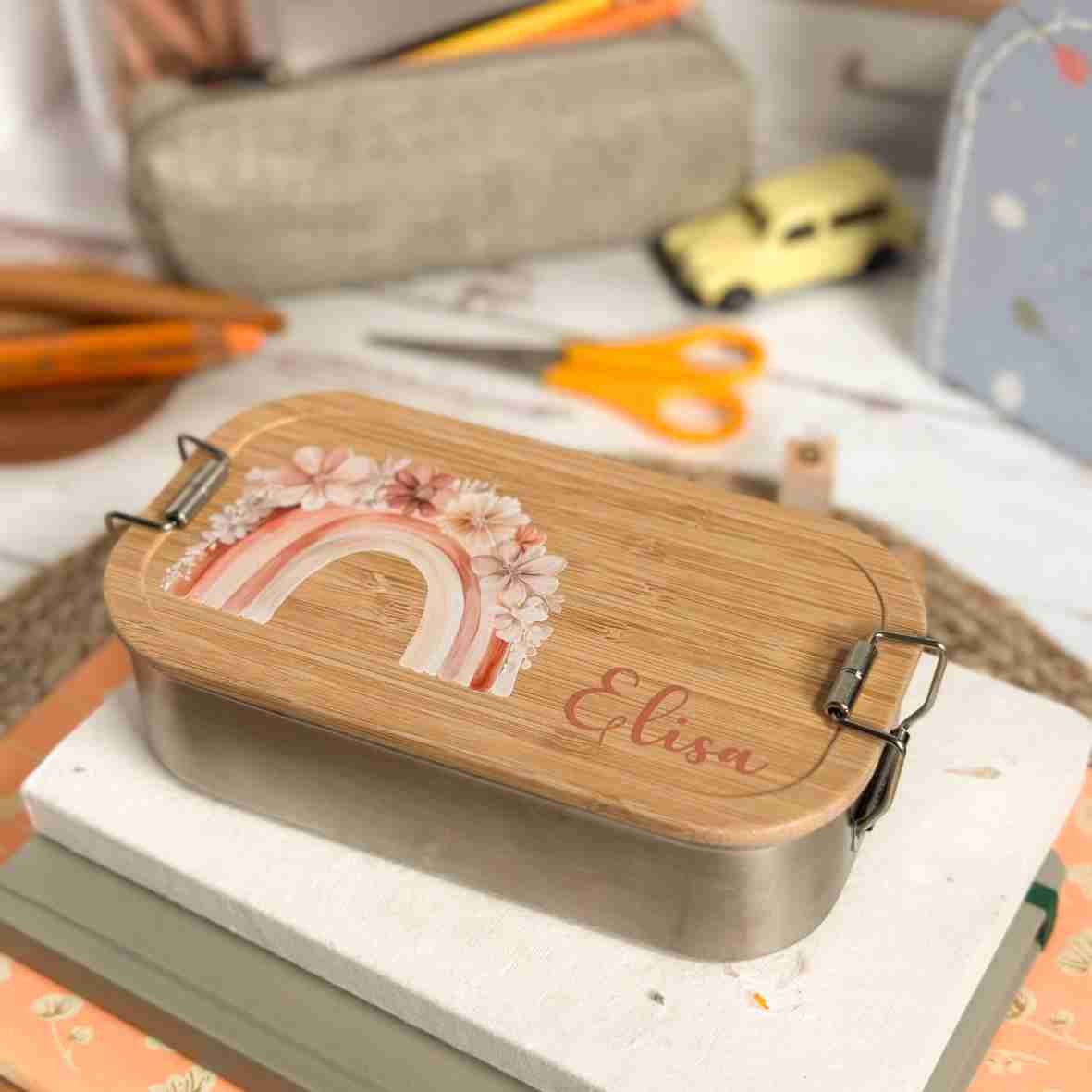 Personalisierte Edelstahl-Brotdose mit Bambusdeckel, Boho-Regenbogen-Motiv und Name „Elisa“.