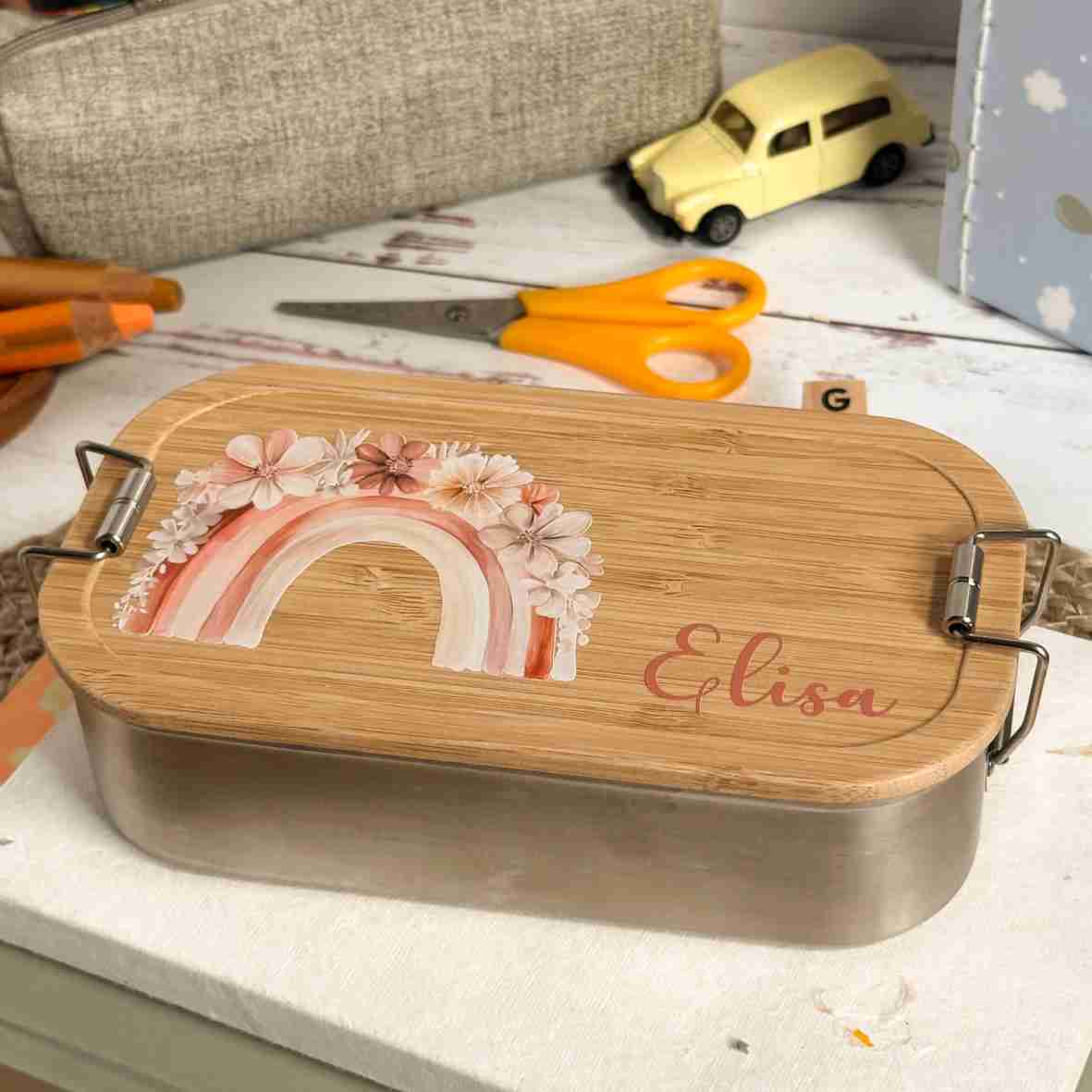 Personalisierte Edelstahl-Brotdose mit Bambusdeckel, Boho-Regenbogen-Motiv und Name „Elisa“.