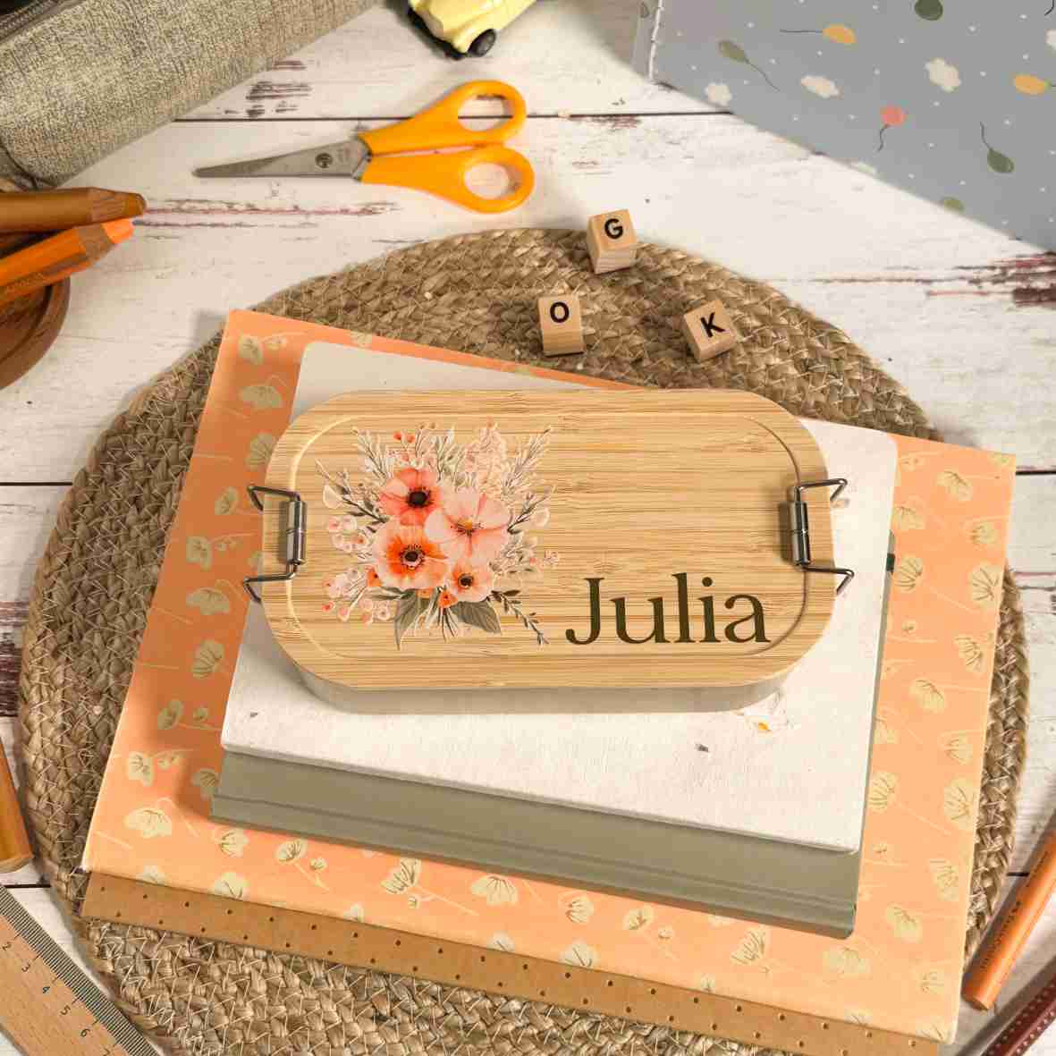 Edelstahl-Brotdose mit Boho-Blumen und Name.