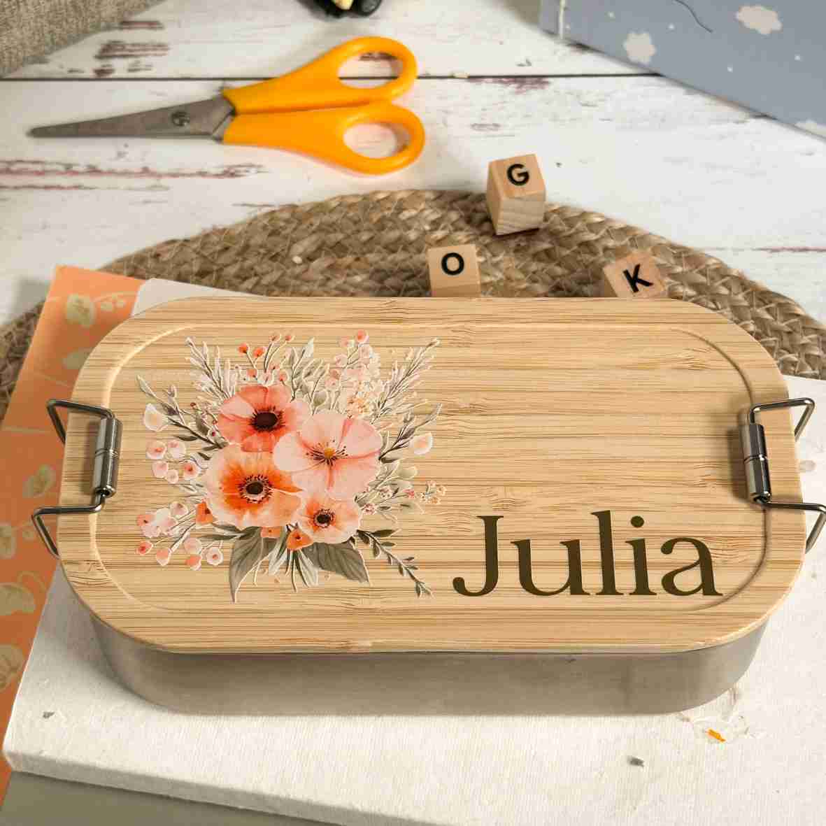 Edelstahl-Brotdose mit Boho-Blumen und Name.