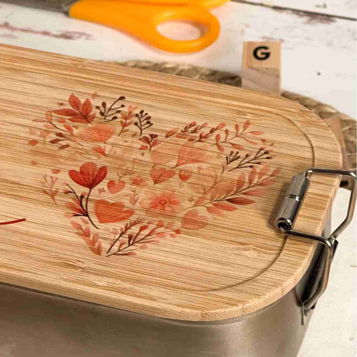 Edelstahl-Brotdose mit Blumen-Herz und Name.