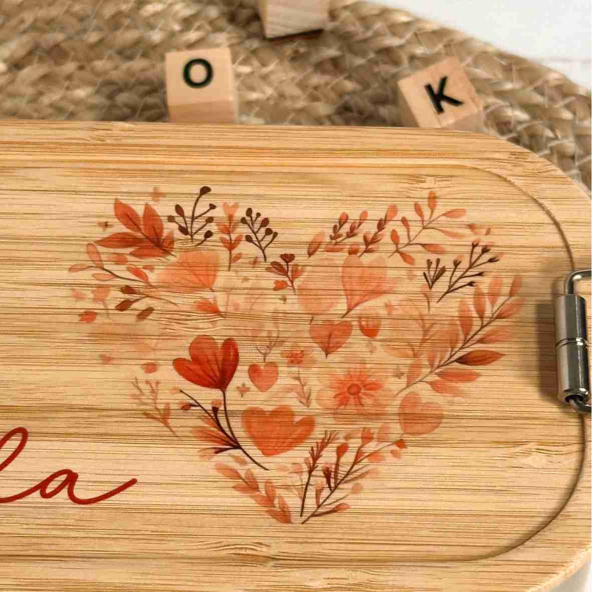 Edelstahl-Brotdose mit Blumen-Herz und Name.