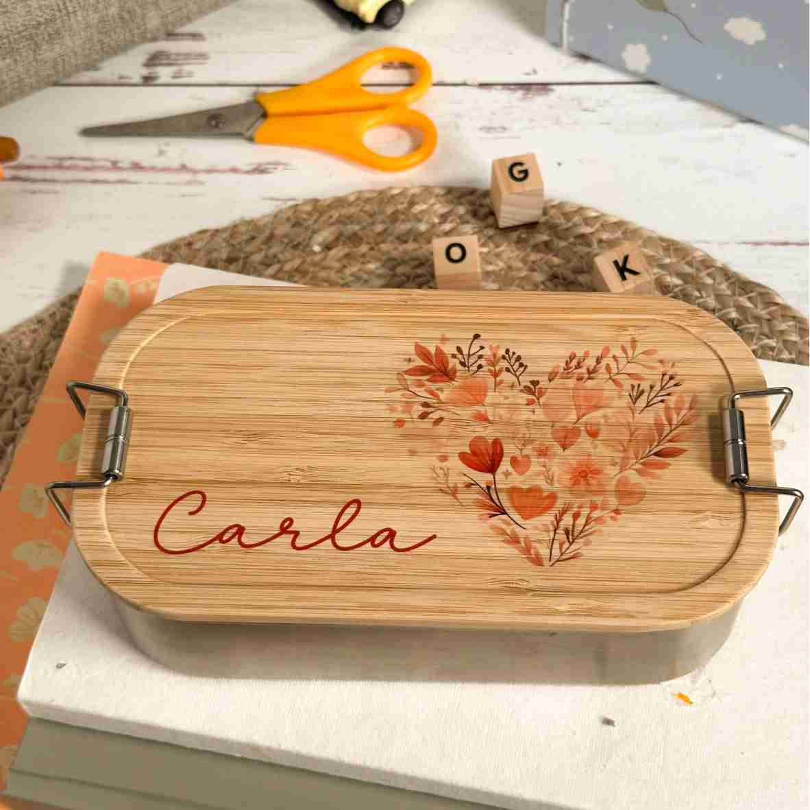 Edelstahl-Brotdose mit Blumen-Herz und Name.