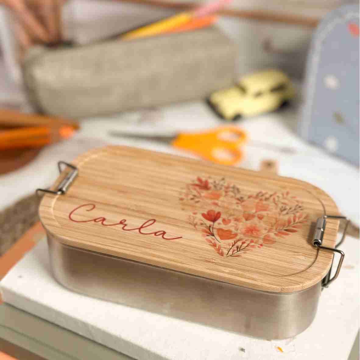 Edelstahl-Brotdose mit Blumen-Herz und Name.