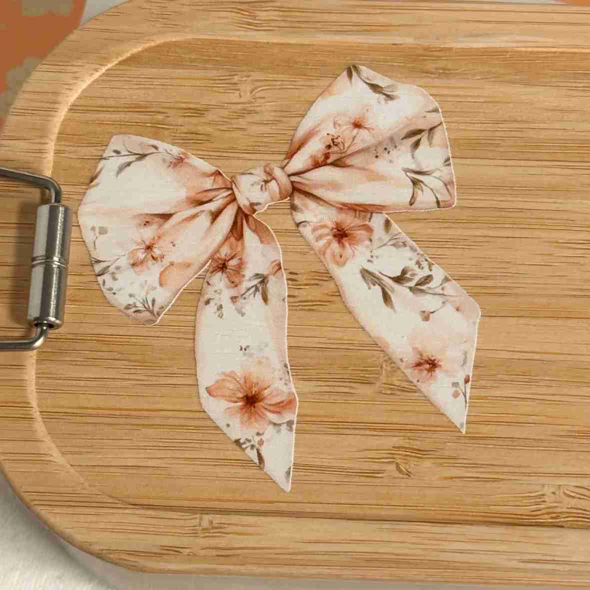 Personalisierte Edelstahl-Brotdose mit Bambusdeckel, floralem Schleifen-Motiv und dem Wunschnamen „Viola“.