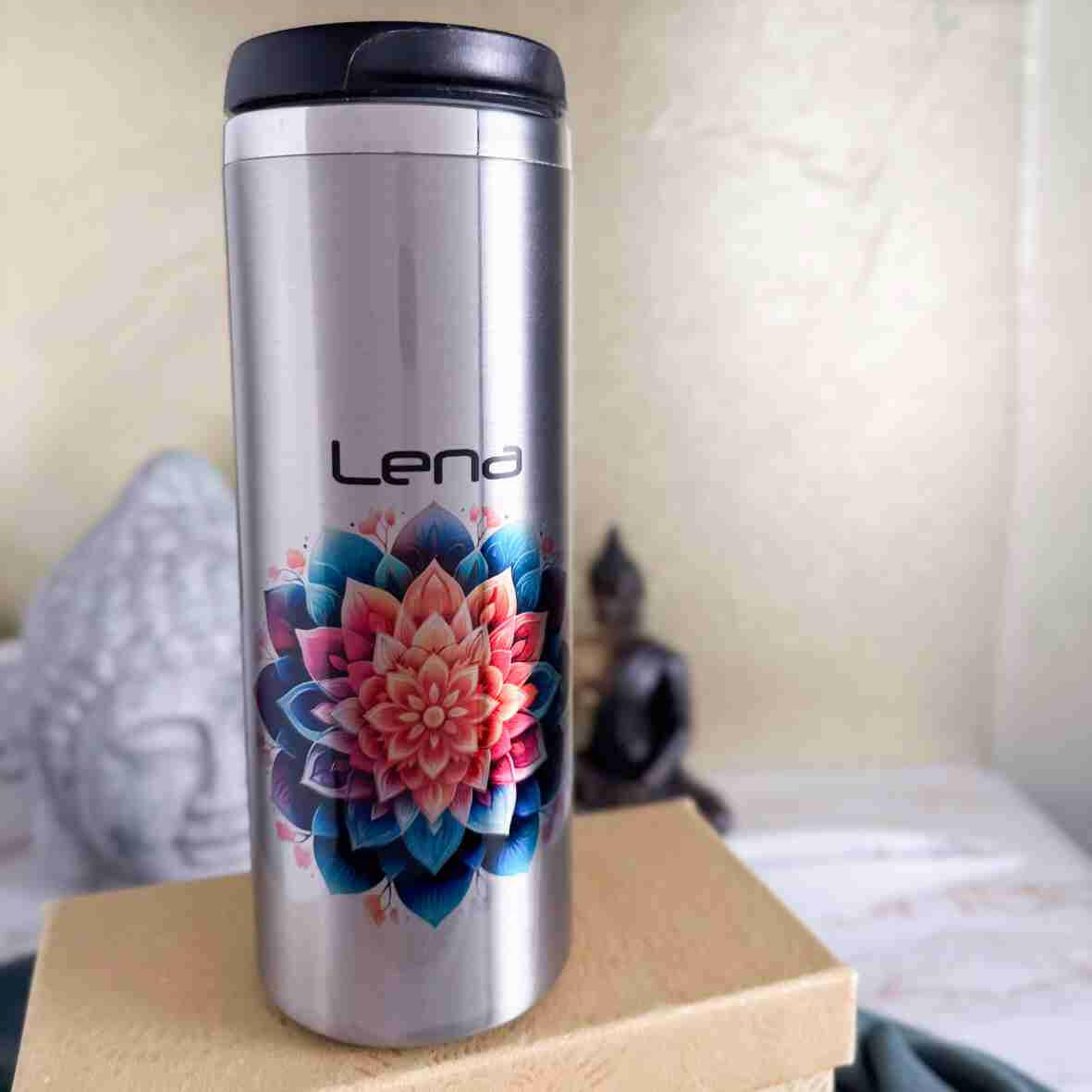 Thermobecher glänzend Namaste bunt.