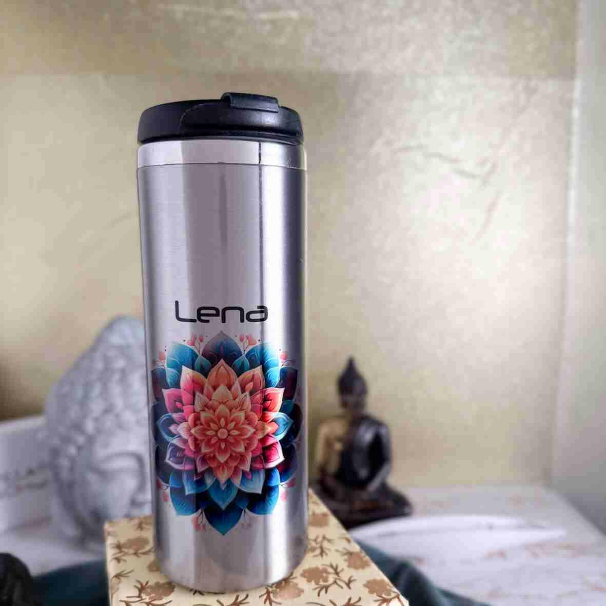 Thermobecher glänzend Namaste bunt.