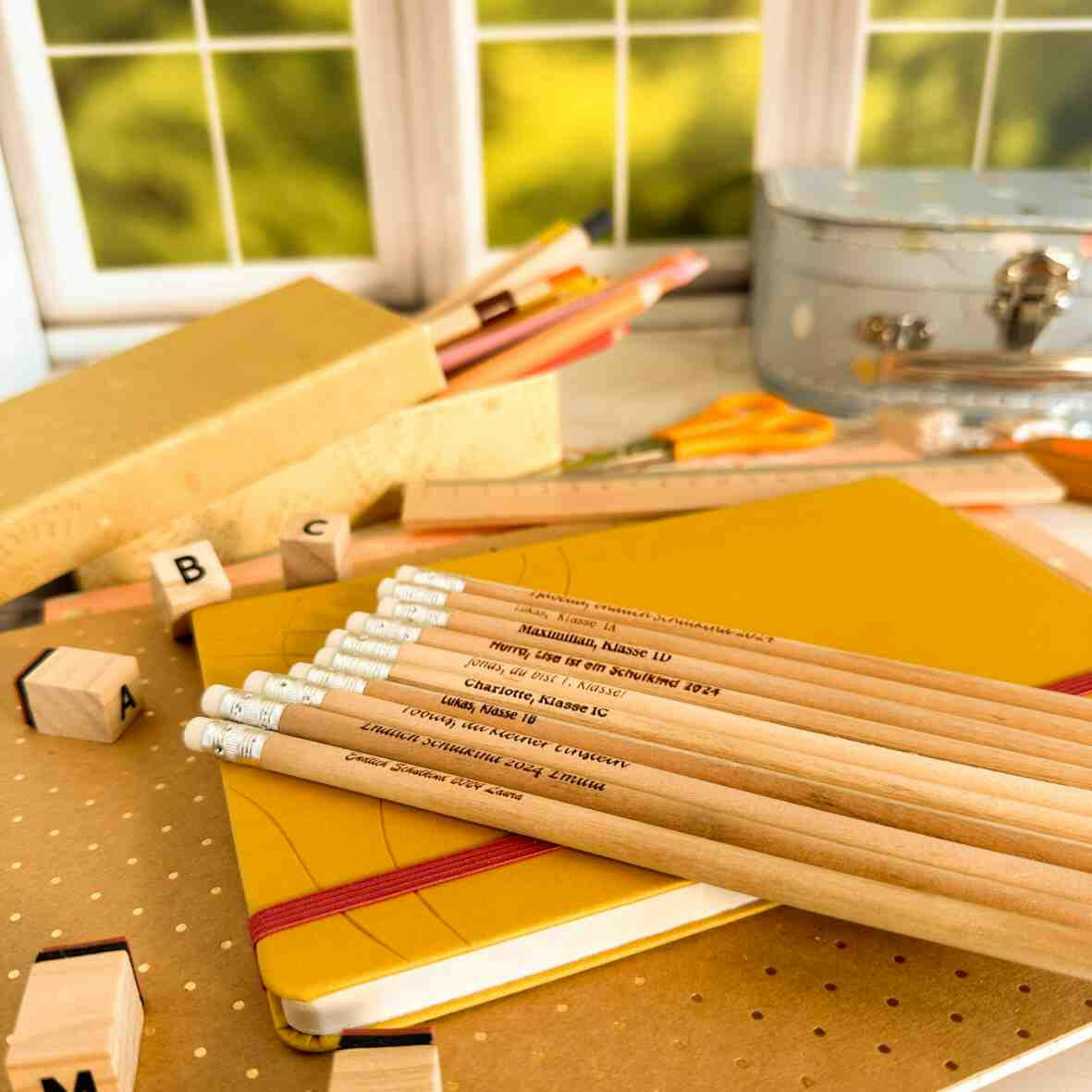 Personalisierter Bleistift mit Gravur und Radiergummi.