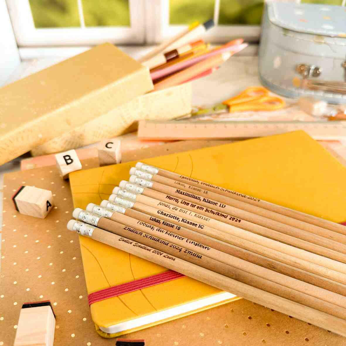 Personalisierter Bleistift mit Gravur und Radiergummi.