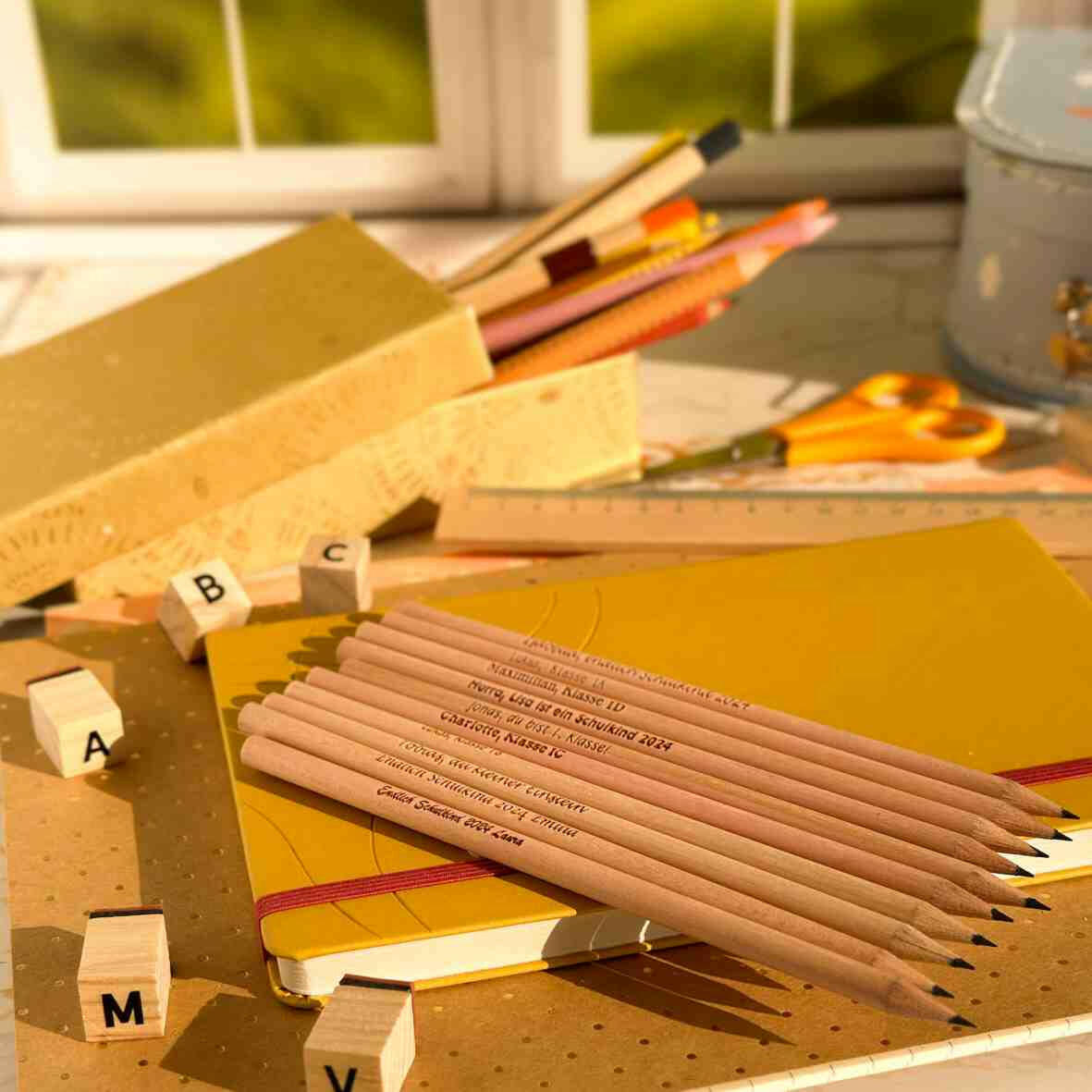 Personalisierter Bleistift mit Gravur und Radiergummi.