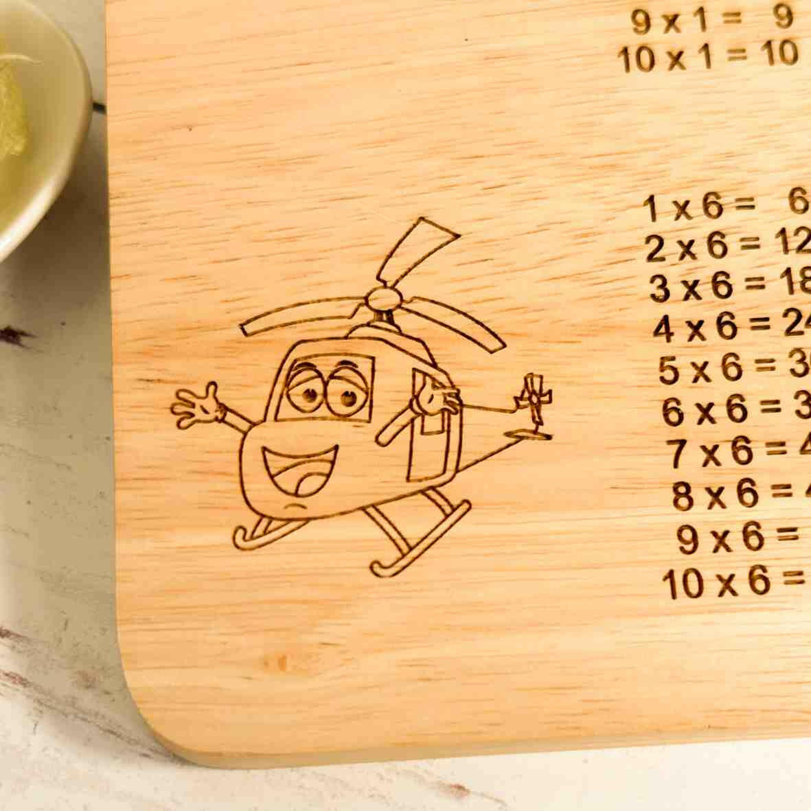 Personalisiertes Frühstücksbrettchen 1 x 1 Schulkind (2).