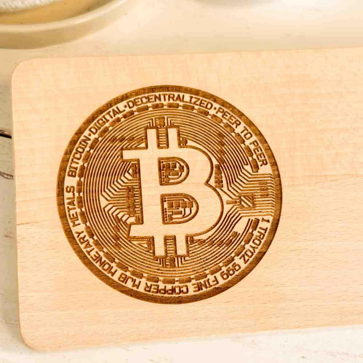 Personalisiertes Frühstücksbrettchen Bitcoin Symbol.