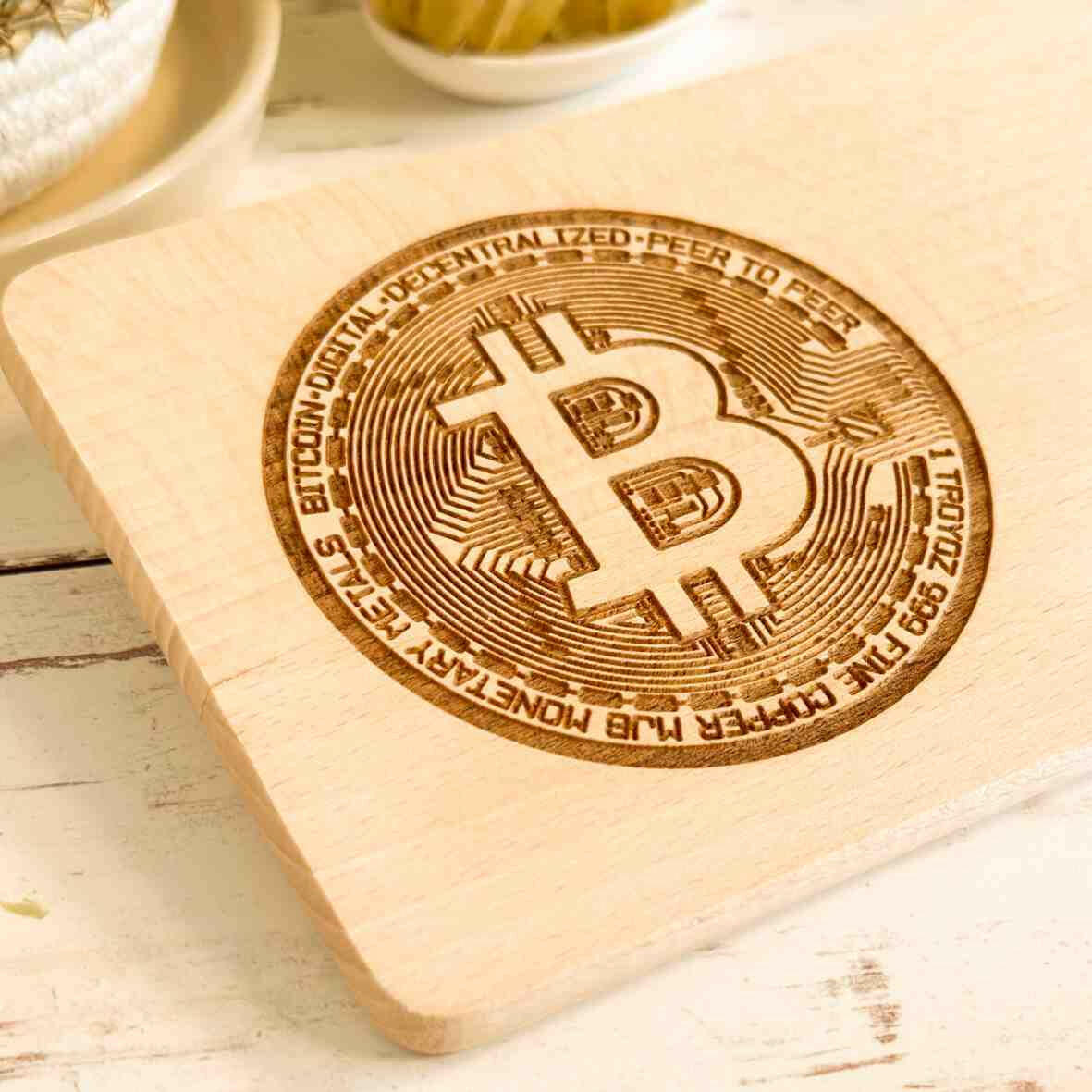 Personalisiertes Frühstücksbrettchen Bitcoin Symbol.