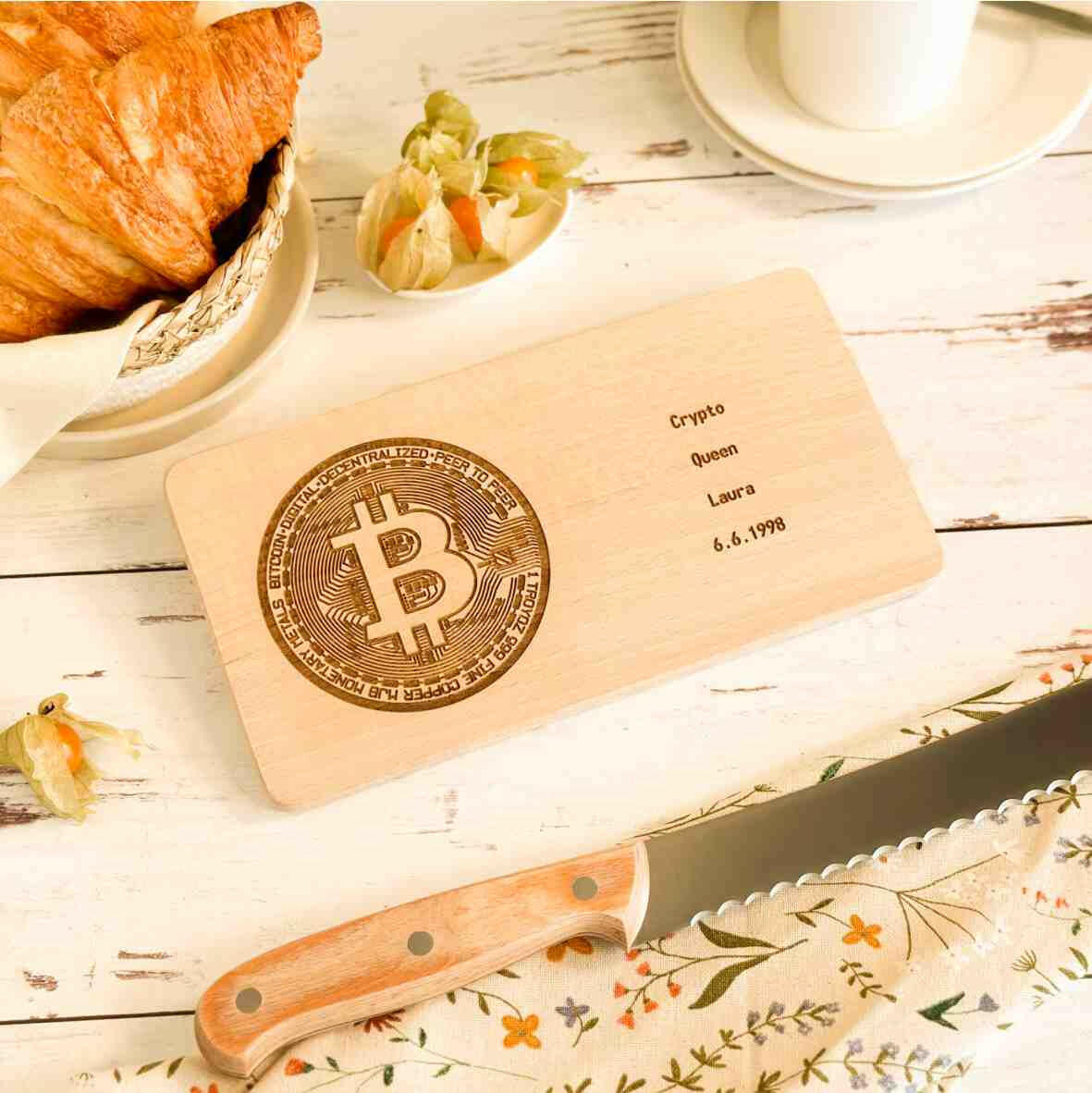Personalisiertes Frühstücksbrettchen Bitcoin Symbol.