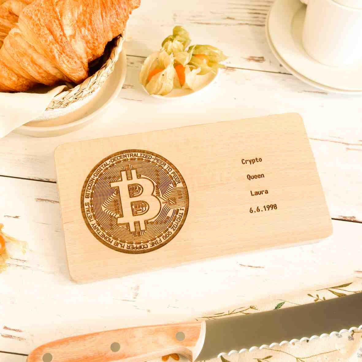 Personalisiertes Frühstücksbrettchen Bitcoin Symbol.
