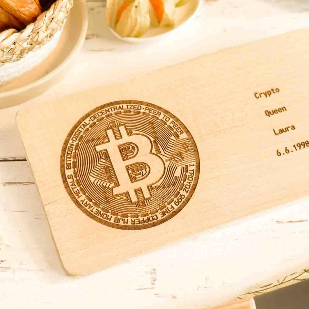 Personalisiertes Frühstücksbrettchen Bitcoin Symbol.
