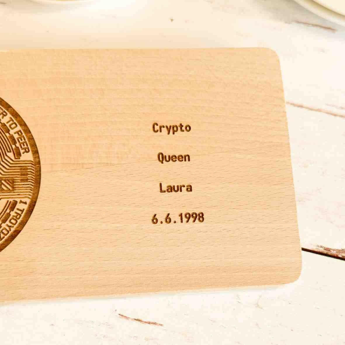 Personalisiertes Frühstücksbrettchen Bitcoin Symbol.